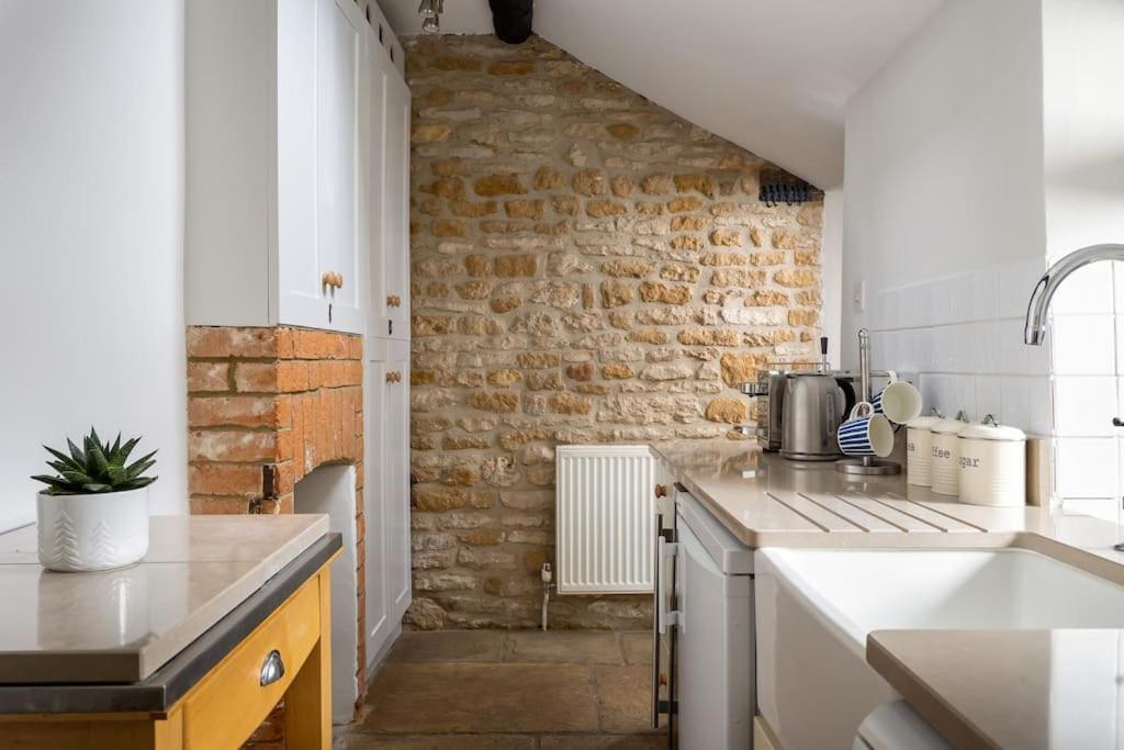 Charming 17Th Century Cotswold Cottage Adlestrop Exterior photo